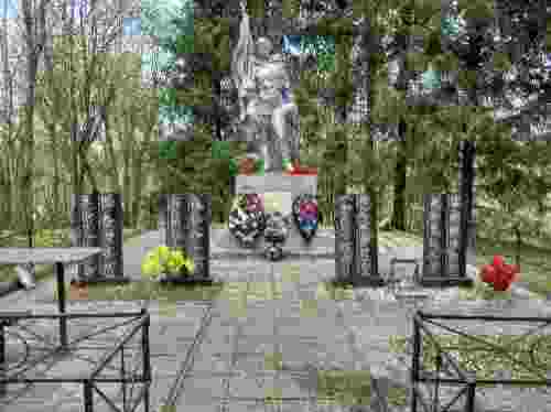 Братская могила советских воинов, павших в боях с фашистами, 1941-1942 гг.